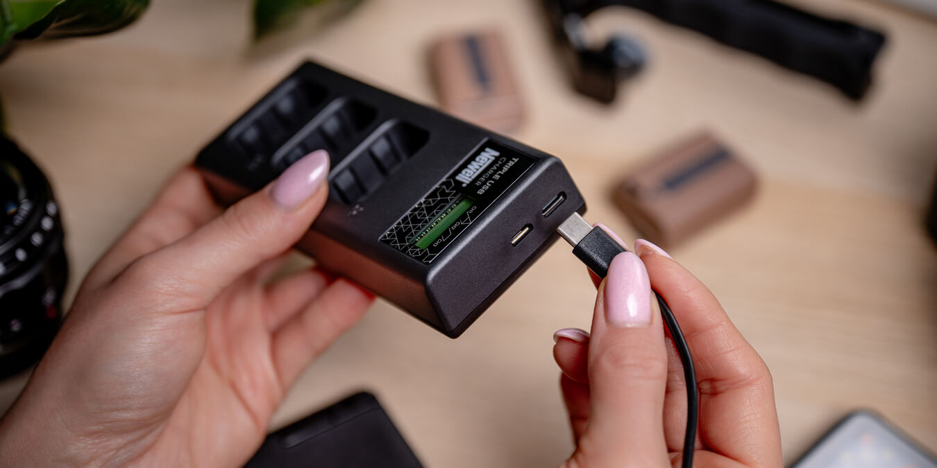 Ładowarka Newell potrójna CD-USB-C do akumulatorów Sony NP-FW50
