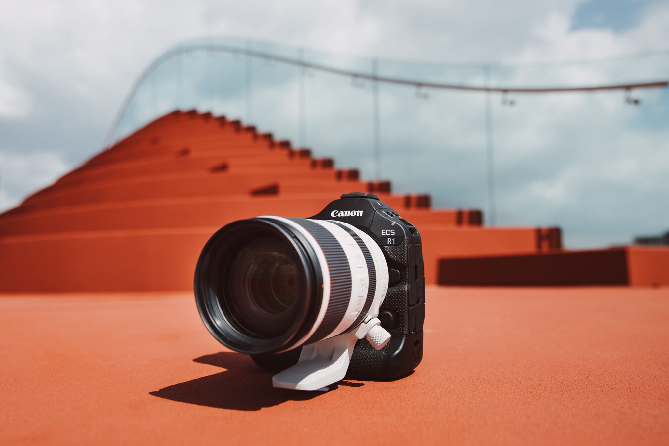 Bezlusterkowiec Canon EOS R1 (wypożyczalnia)