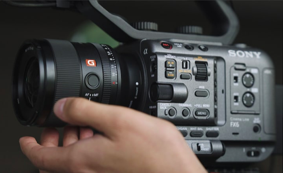 model doskonale sprawdza się przy filmowaniu a mocowanie zapewnia połączenie z profesjonalnymi kamerami wyposażonymi w mocowanie E