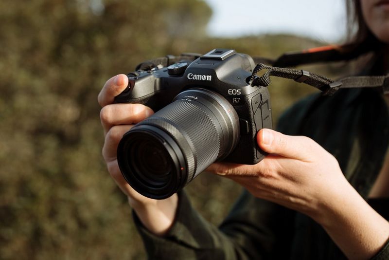 Canon r7 ergonomiczne wymiary i wielkość korpusu
