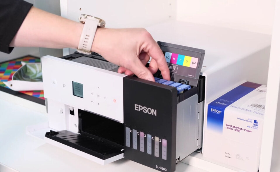 Drukarka Epson SureLab SL-D500 + pakiet promocyjny (atrament + papier)*